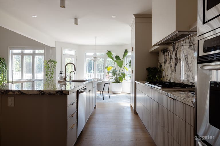  Casa moderna luminosa con cocina de mármol y vista al barranco 