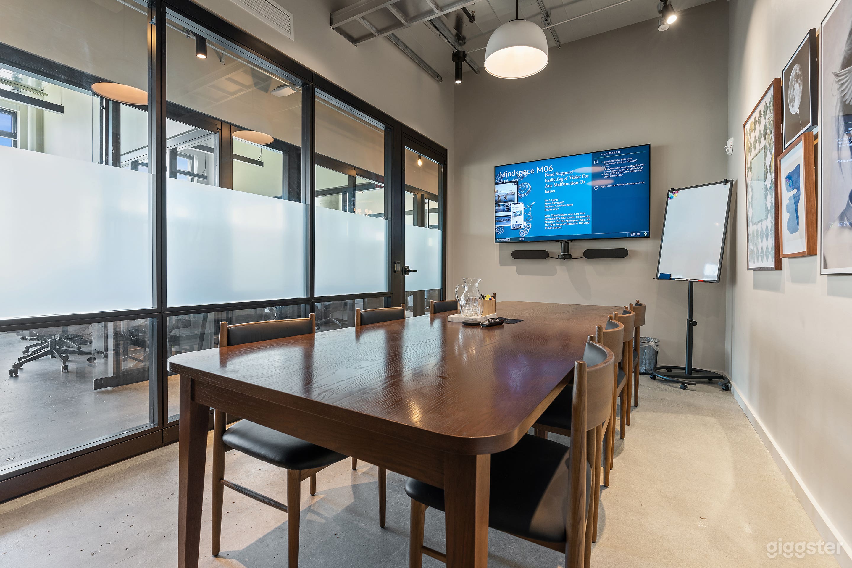 M6: Meeting Room for 10 in Boutique Office Photo 2