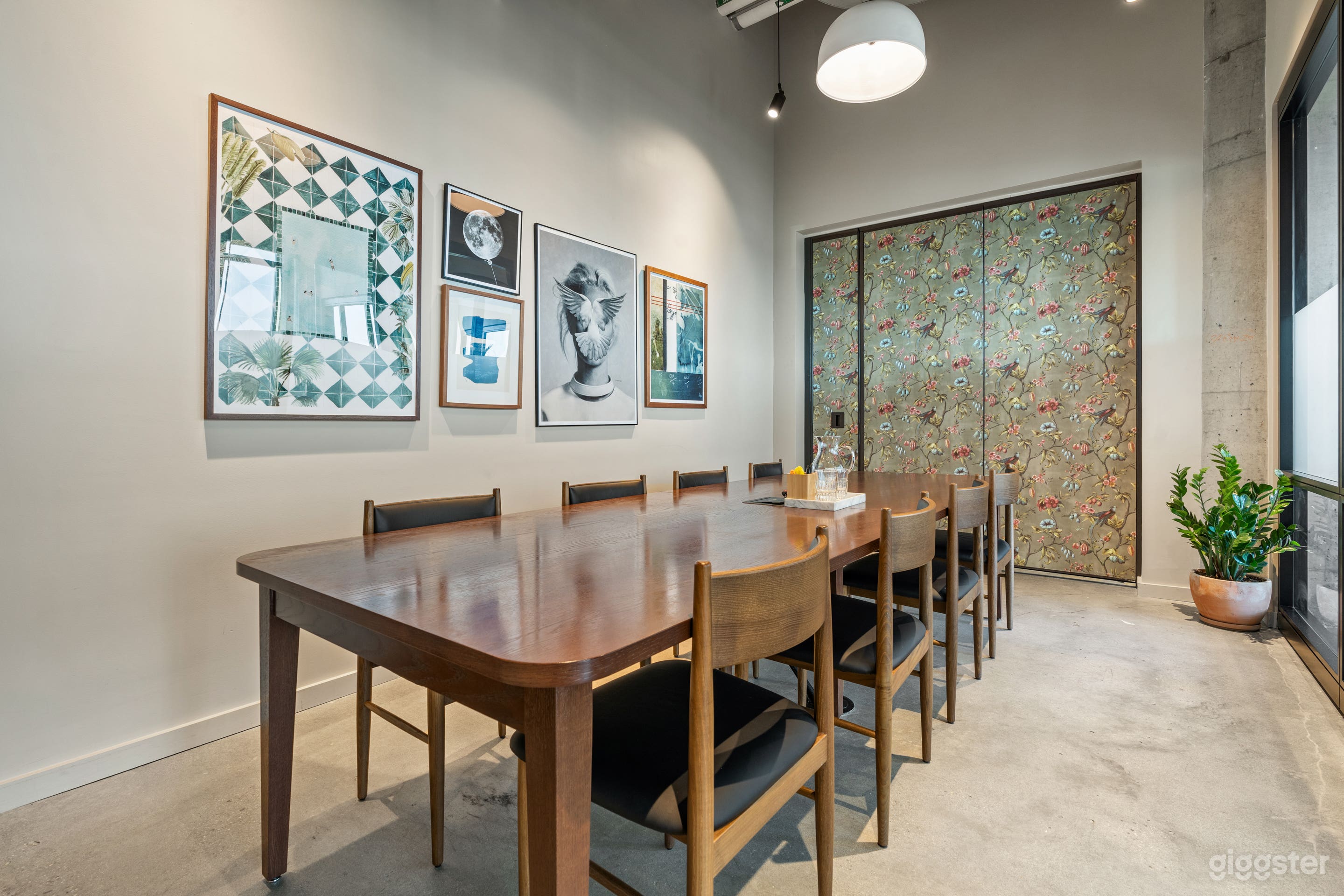 M6: Meeting Room for 10 in Boutique Office Photo 1