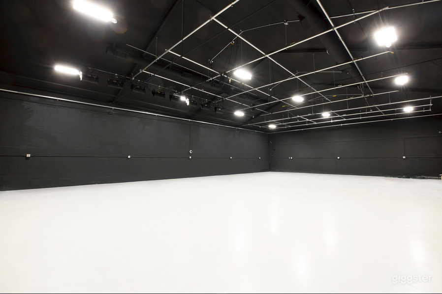 Fully Equipped Film &amp; Photo Studio in the South Bay. Photo 2