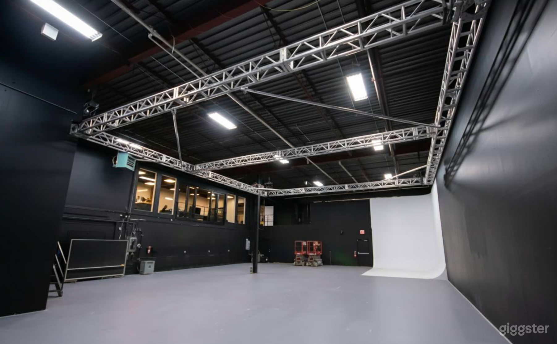 Studio Warehouse, high ceiling, & drive-in door! Photo 1