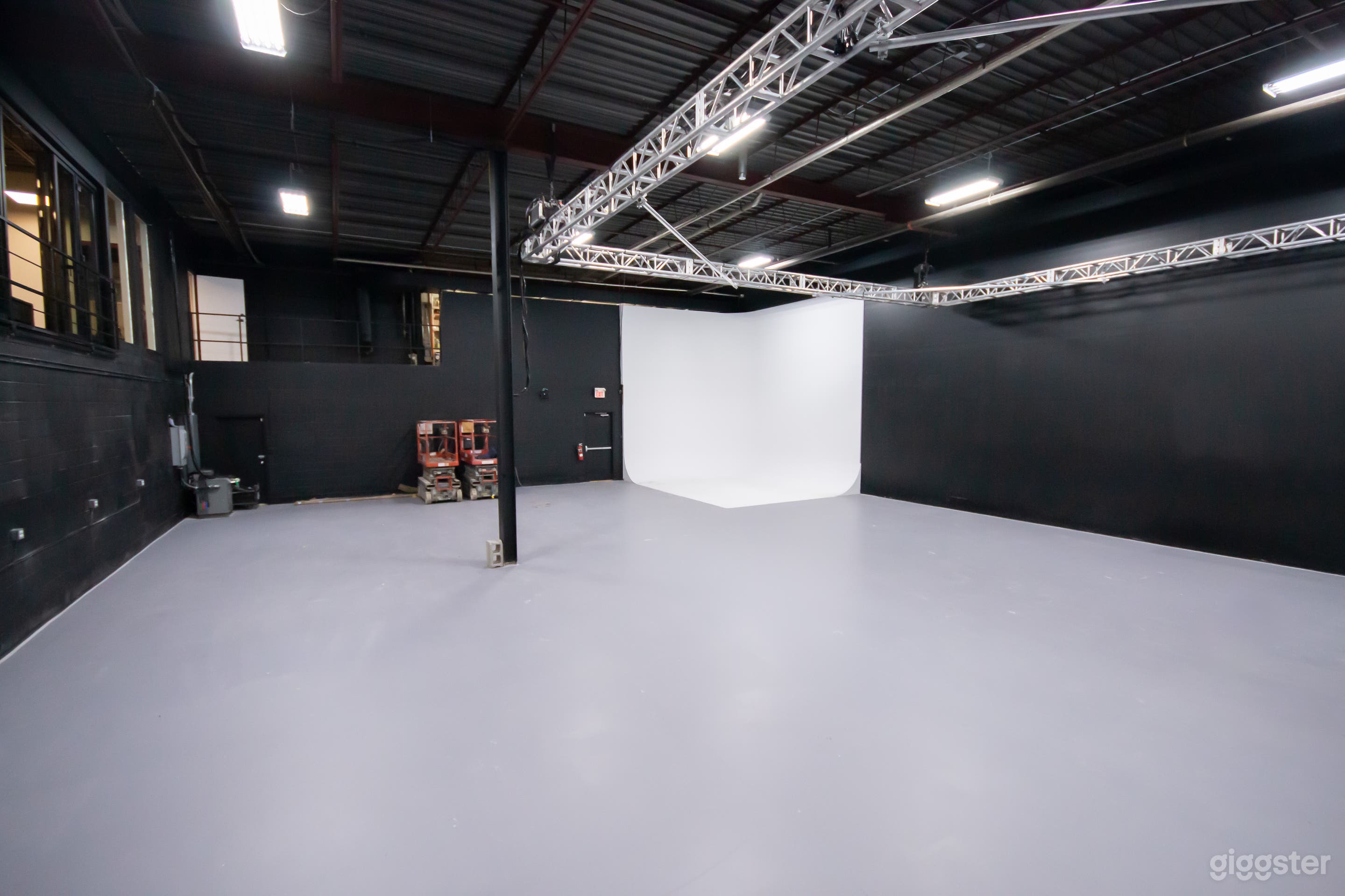 Studio Warehouse, high ceiling, &amp; drive-in door! Photo 3