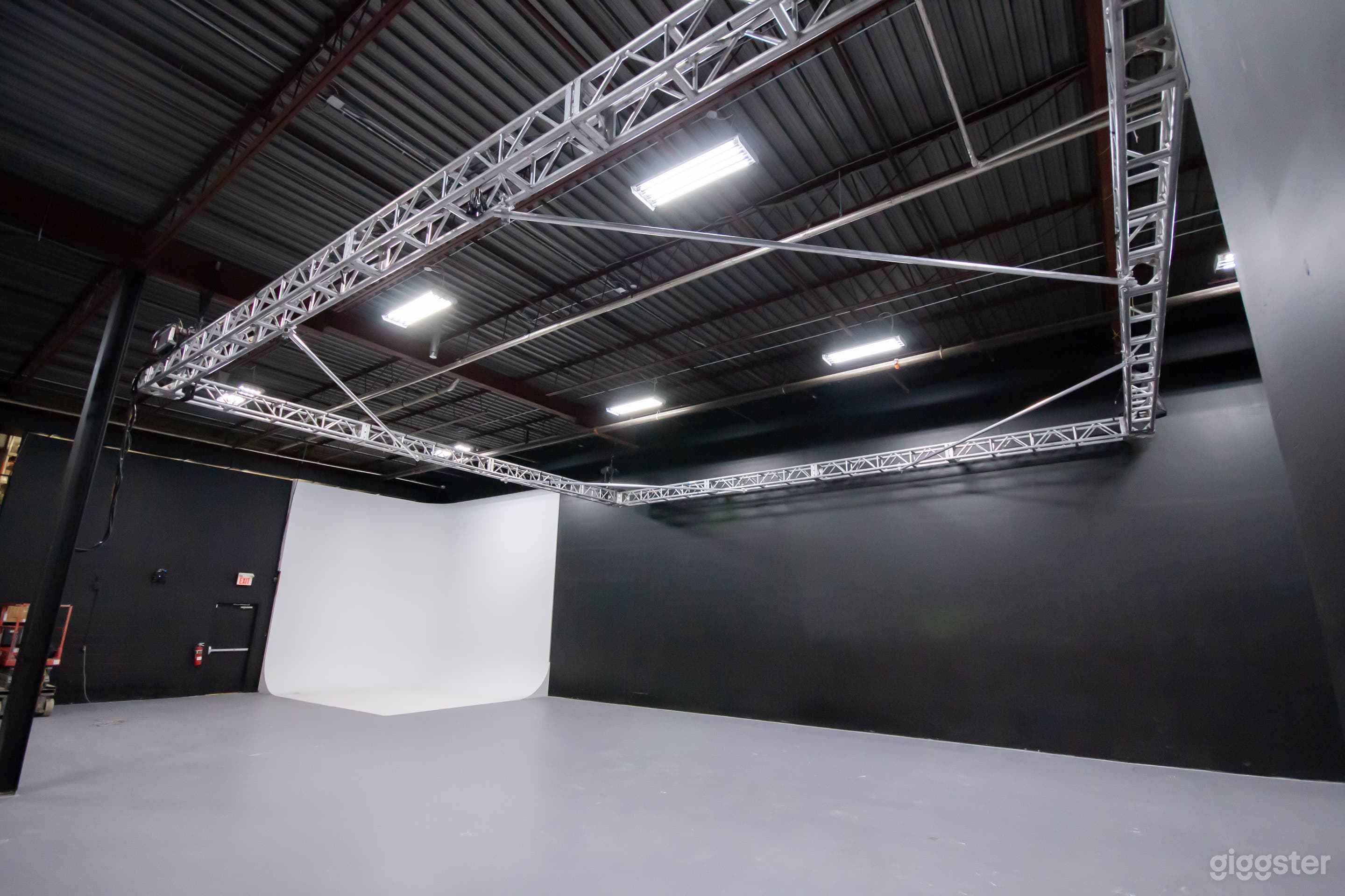 Studio Warehouse, high ceiling, &amp; drive-in door! Photo 4