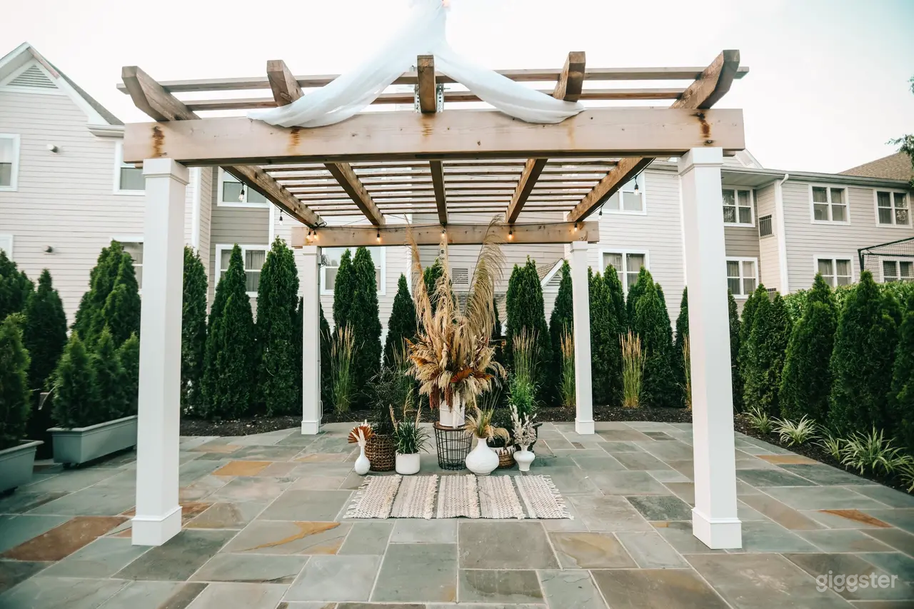 Relaxing OUTDOOR Event Venue in a Hotel Photo 2