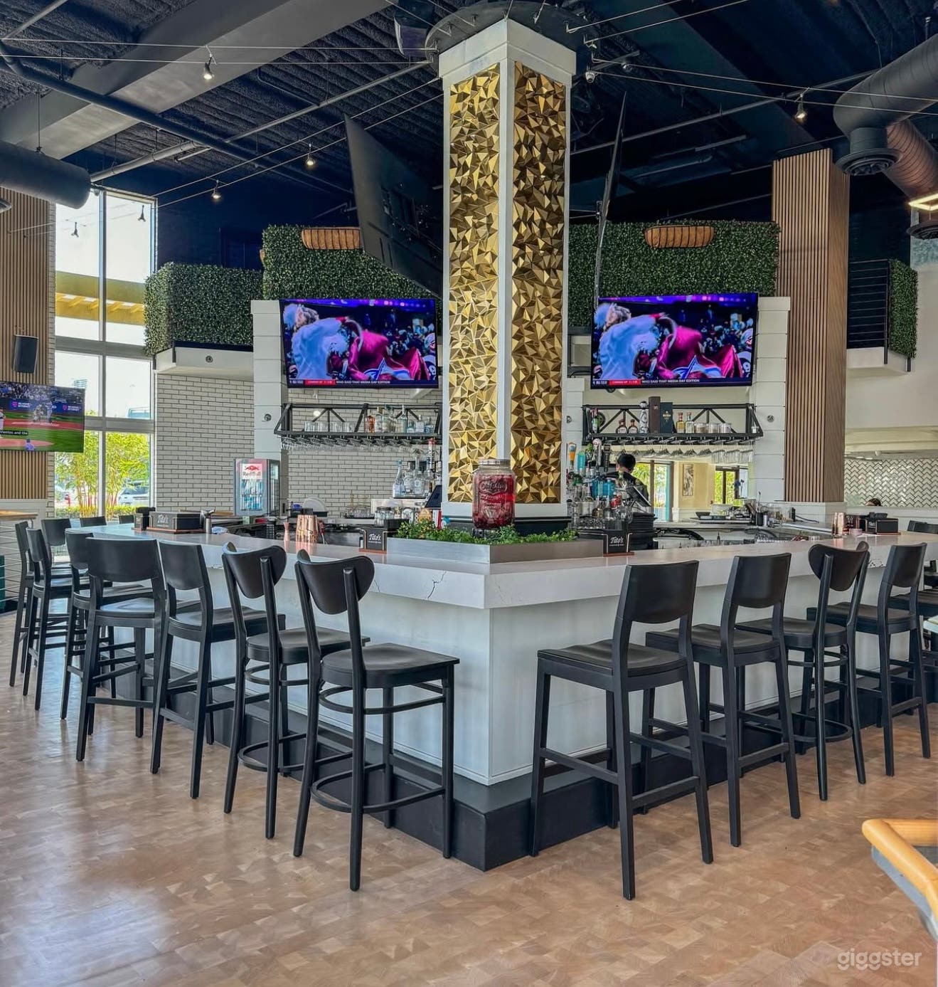 Modern Restaurant &amp; Bar - Great for Film &amp; Parties Photo 1