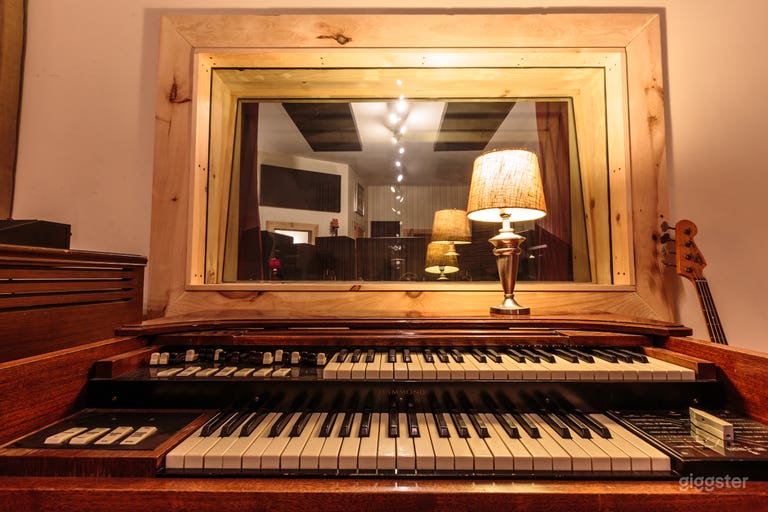  Hammond organ in live room 