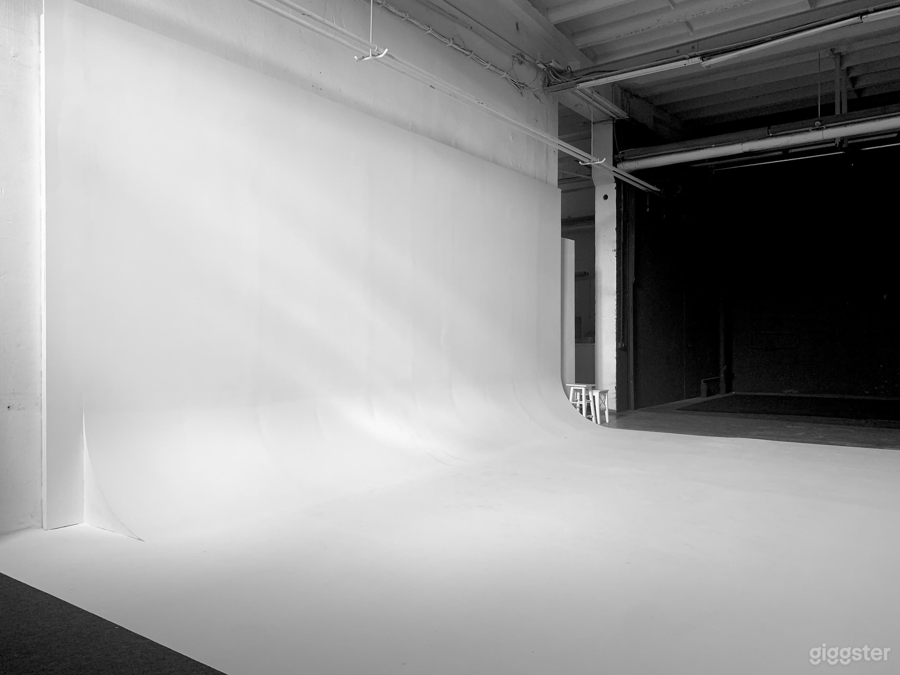 Daylight black room white cove