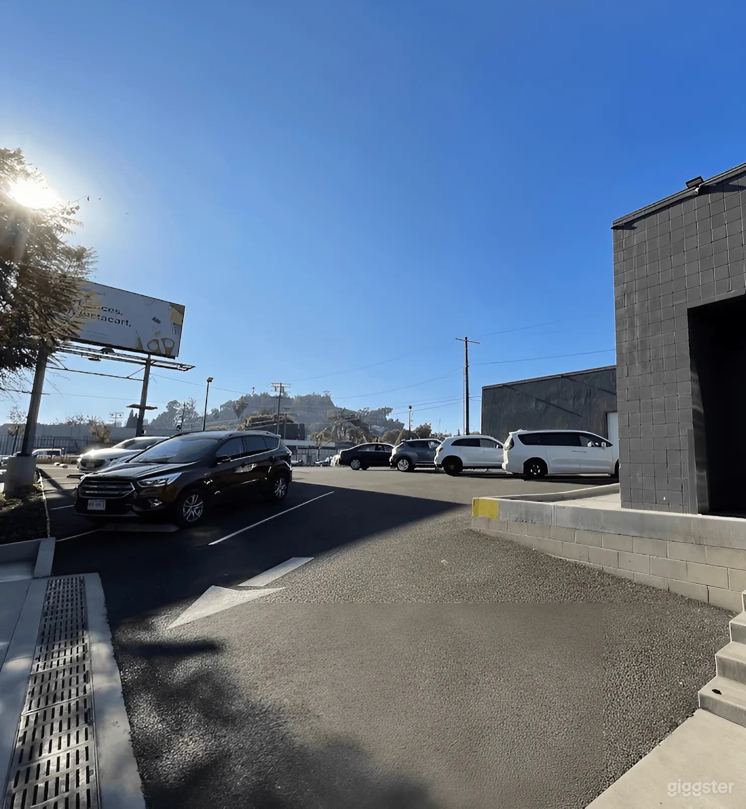 Versatile Warehouse Space with Theatrical Lighting Photo 4