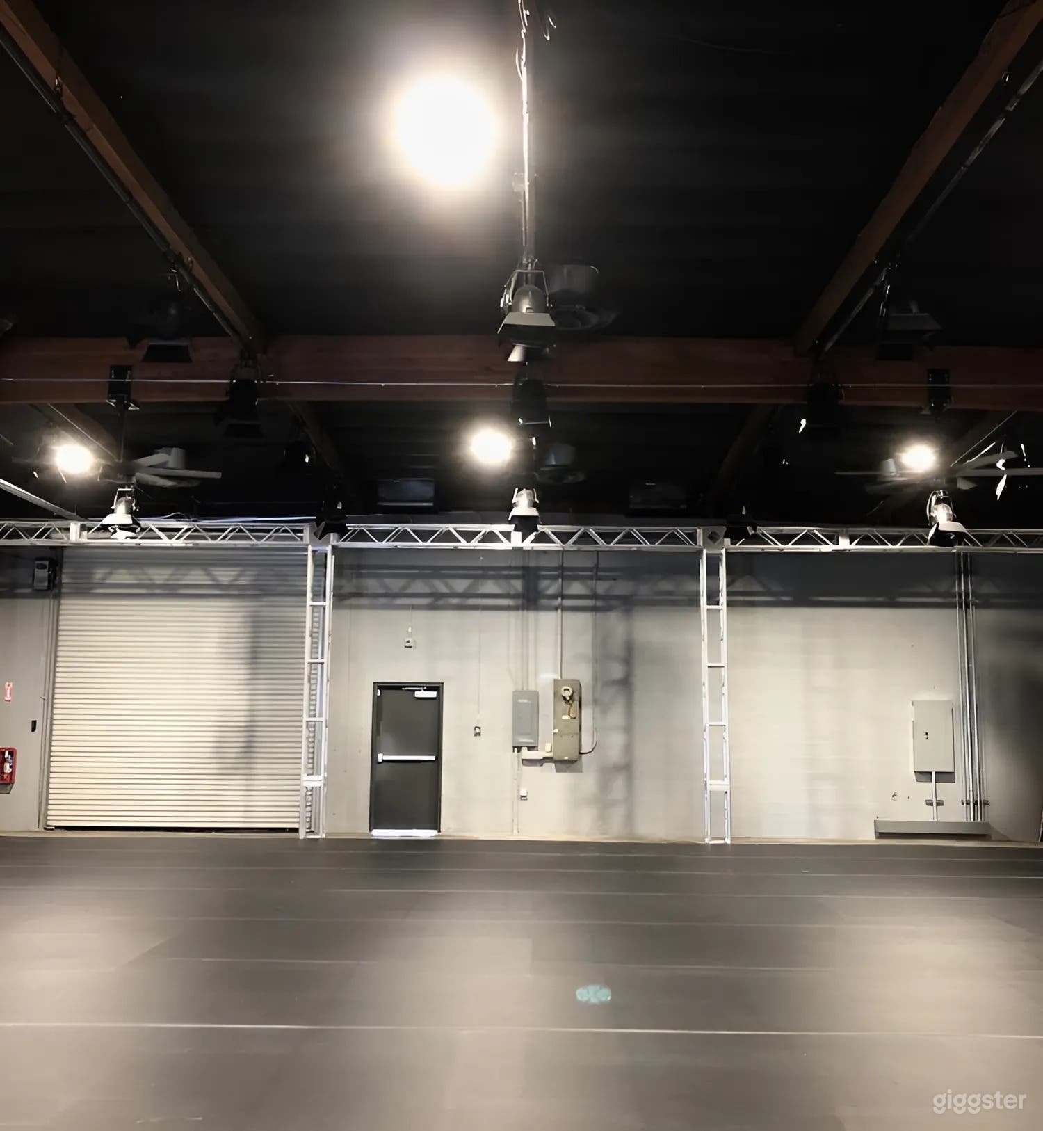Versatile Warehouse Space with Theatrical Lighting Photo 3