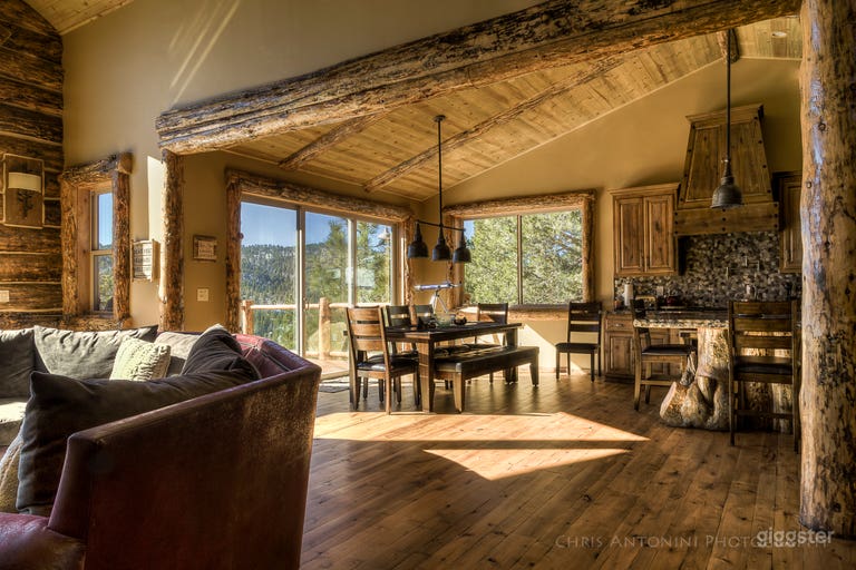  LARGE DINING AREA AND KITCHEN 