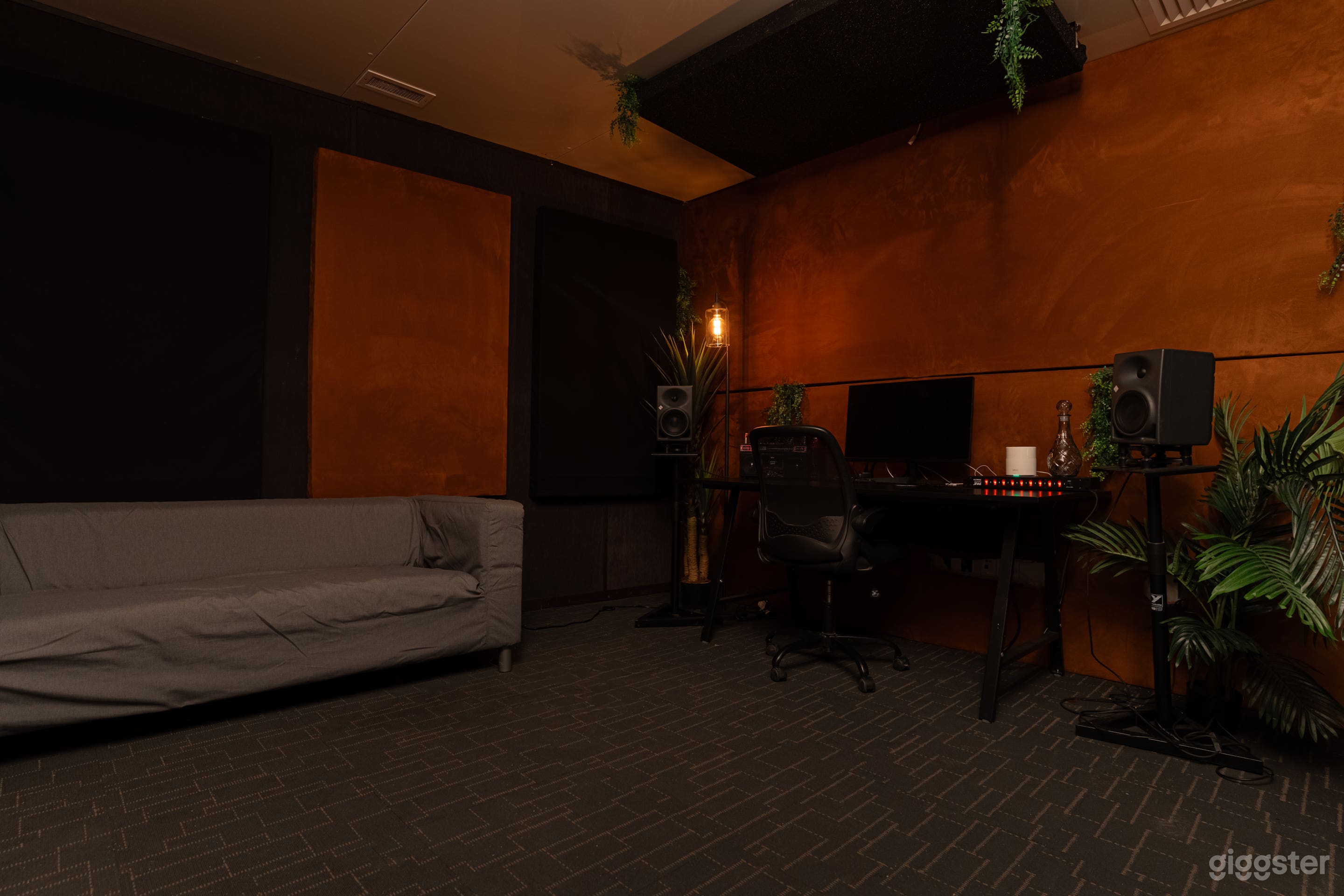 Music Recording Studio for Artists - Cozy Creative Space Photo 2