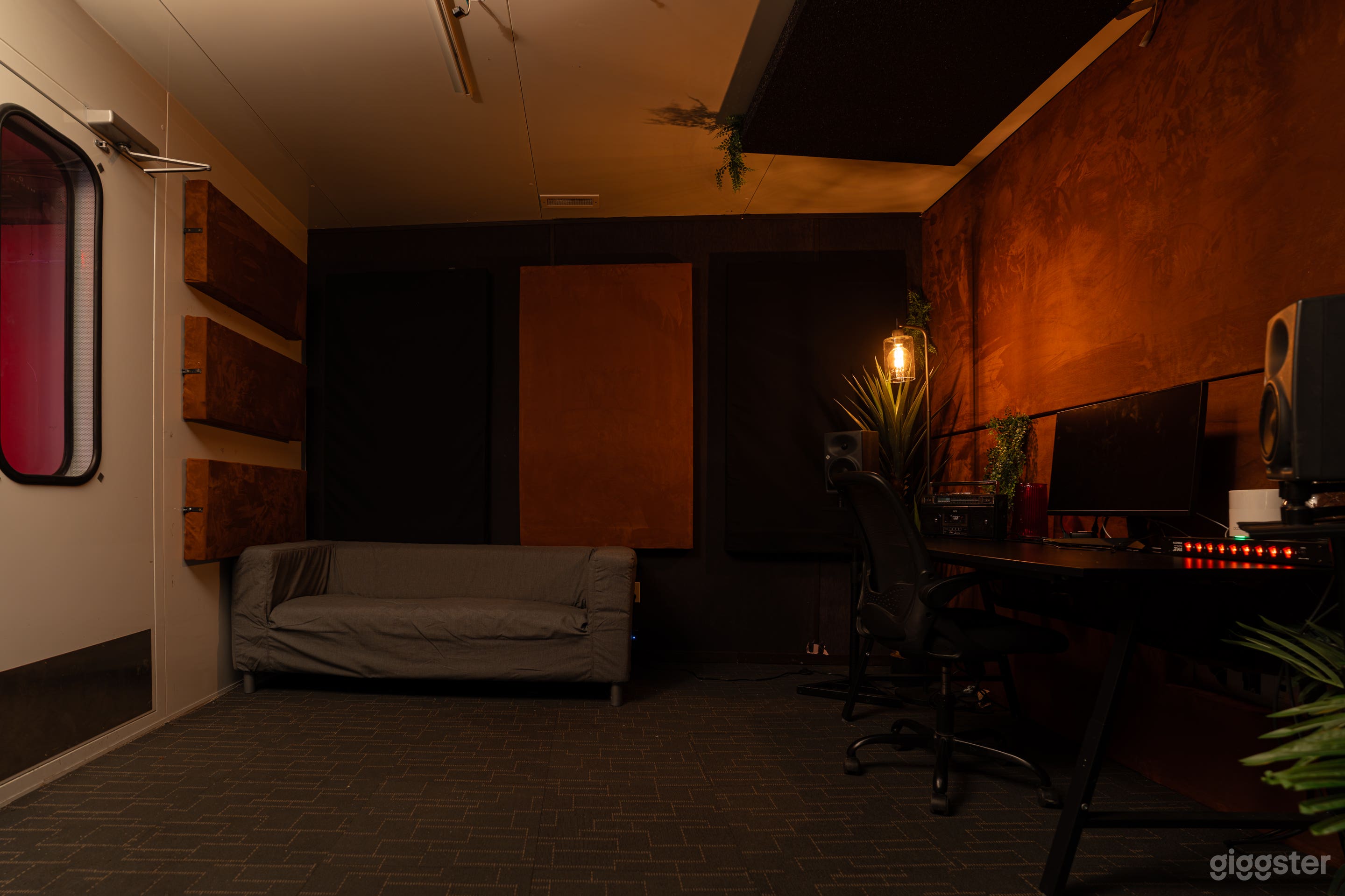 Music Recording Studio for Artists - Cozy Creative Space Photo 3