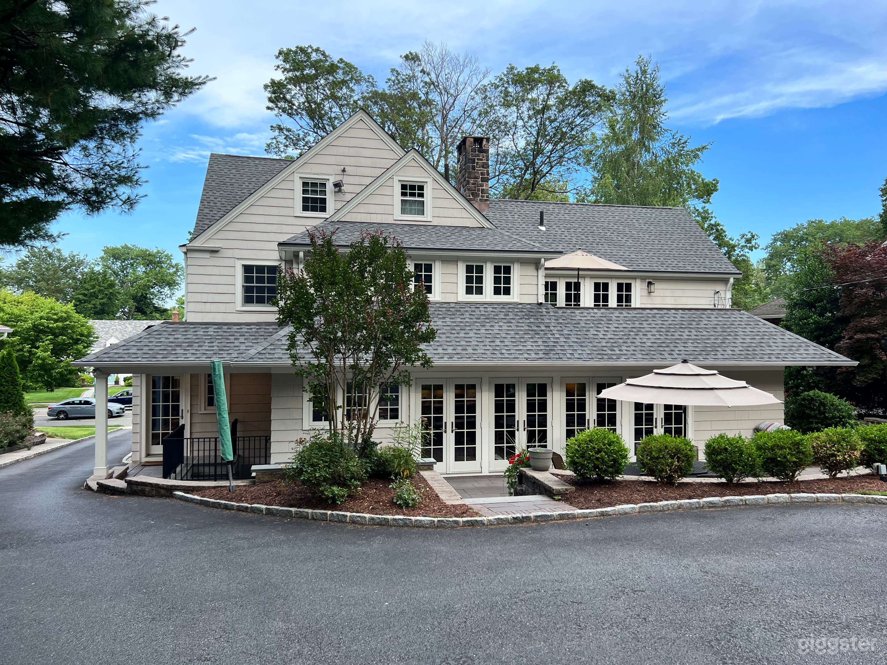 Light & Bright Renovated Colonial w/ Open Kitchen Photo 4