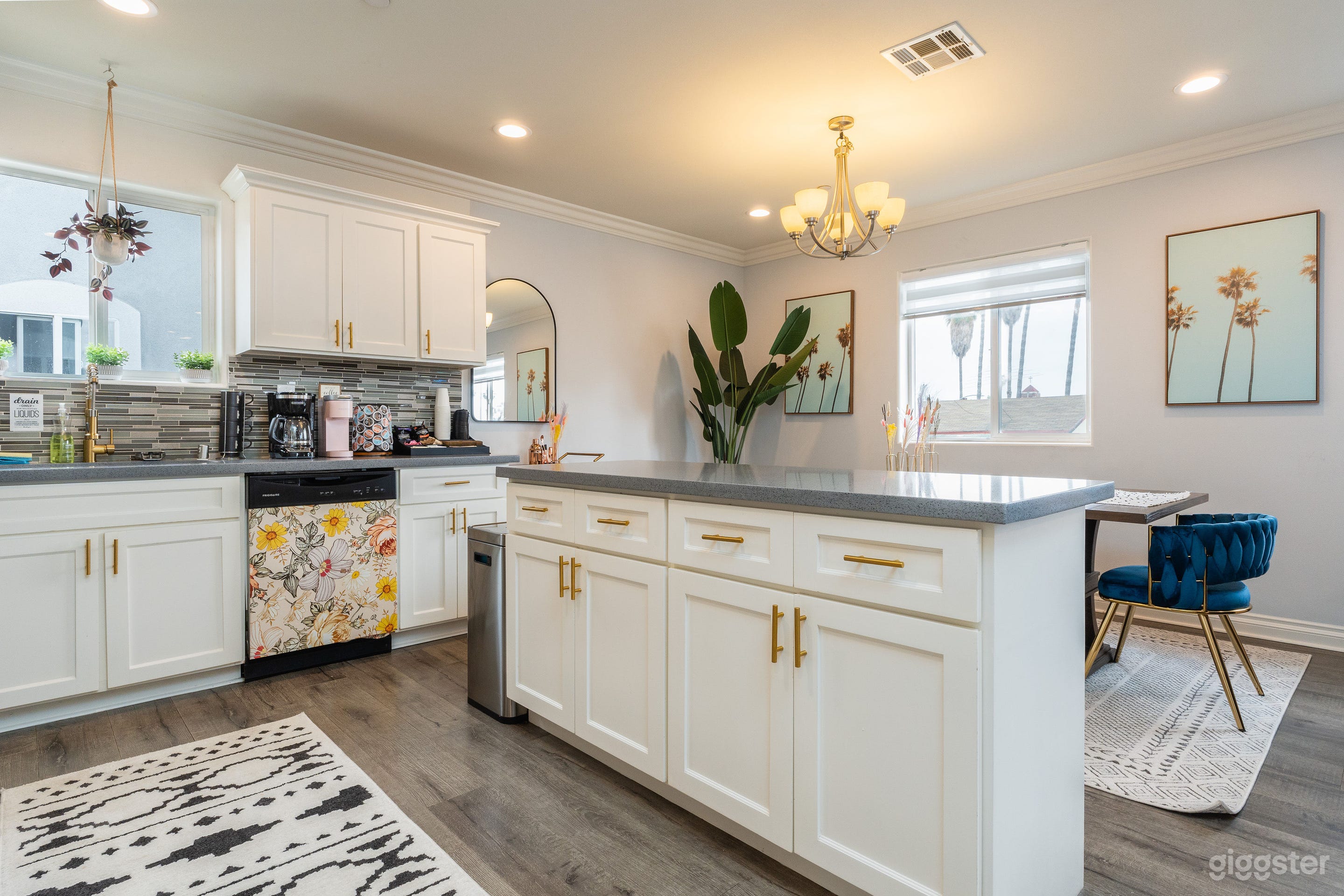 Condo with charming decor and a mid century touch Photo 3