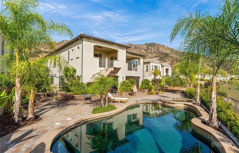  Luxurious Million Dollar View Villa with Pool 