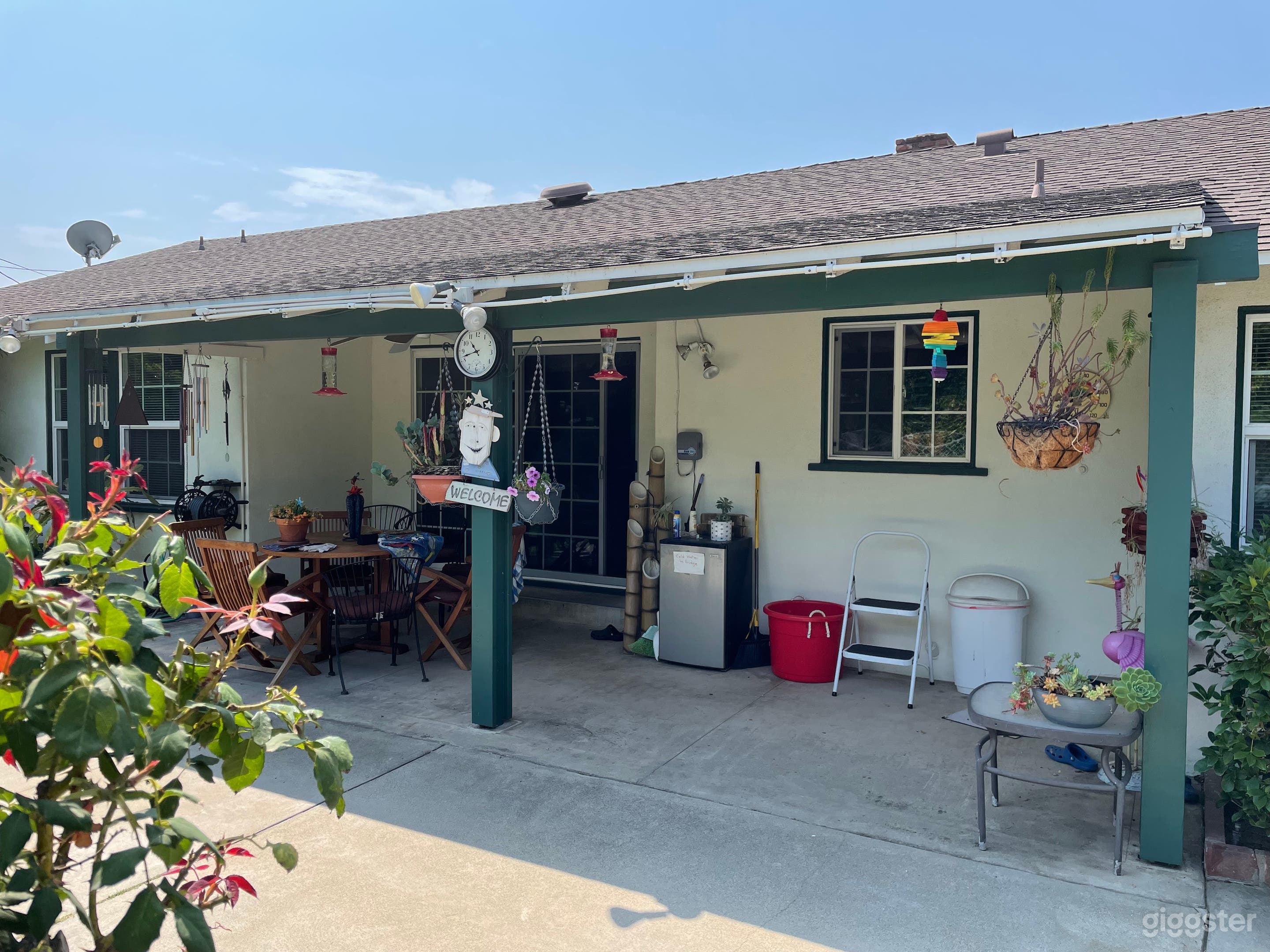 Suburban 1955 ranch style delight.  Photo 3