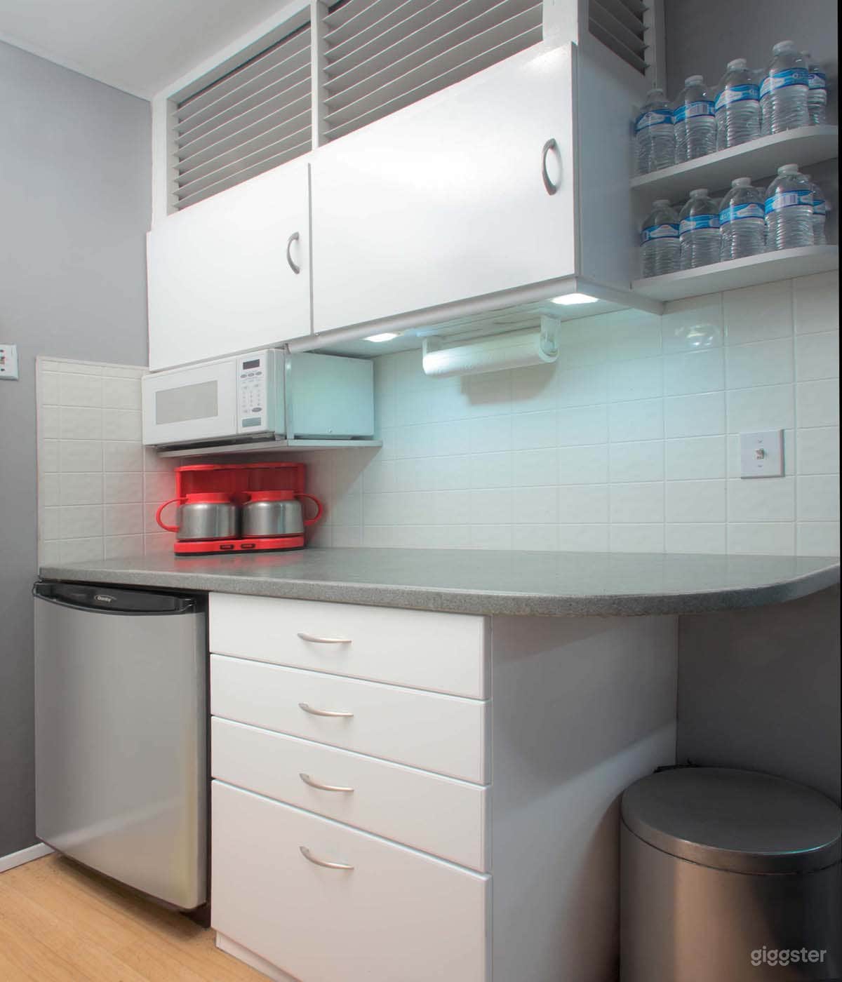 South L A PhotoStudio with Cyclorama &amp; Equipment Photo 4