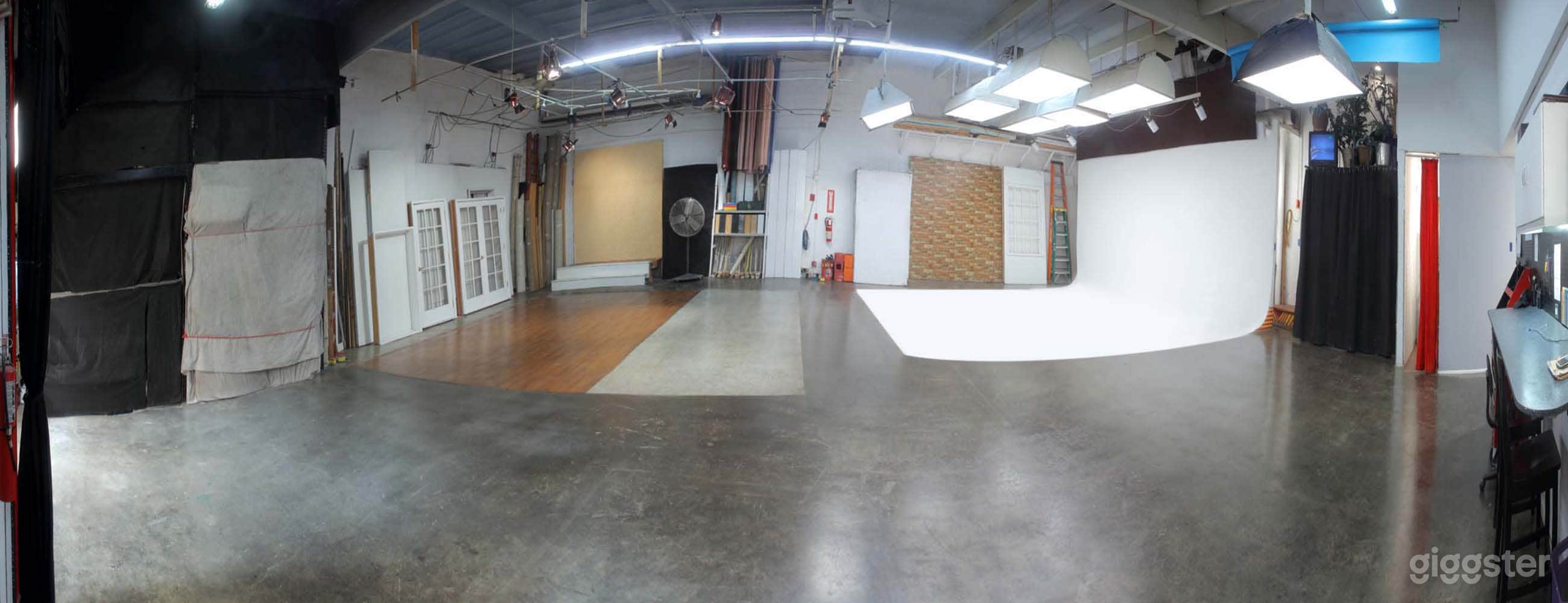 South L A PhotoStudio with Cyclorama &amp; Equipment Photo 2