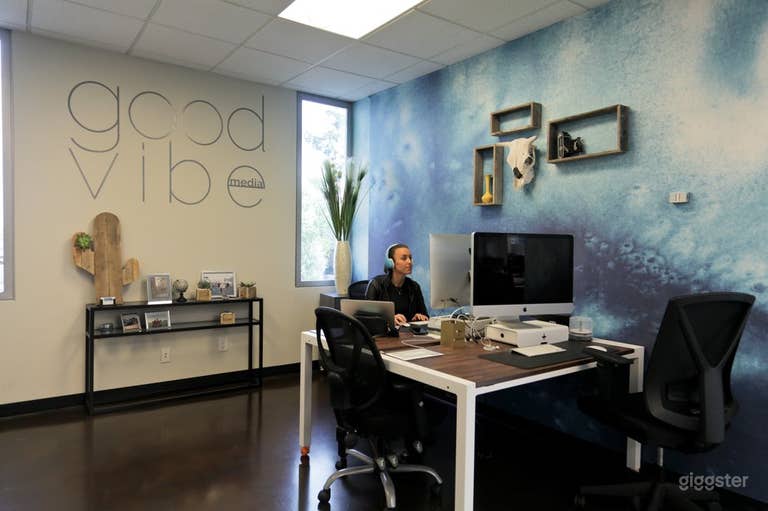  Comfortable Space for A Client Meeting - Blue Room 