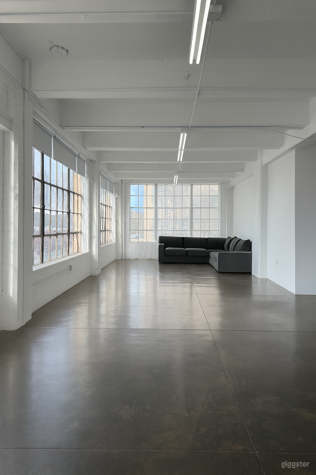 Creative Airy &amp; Sunlit Studio Photo 1