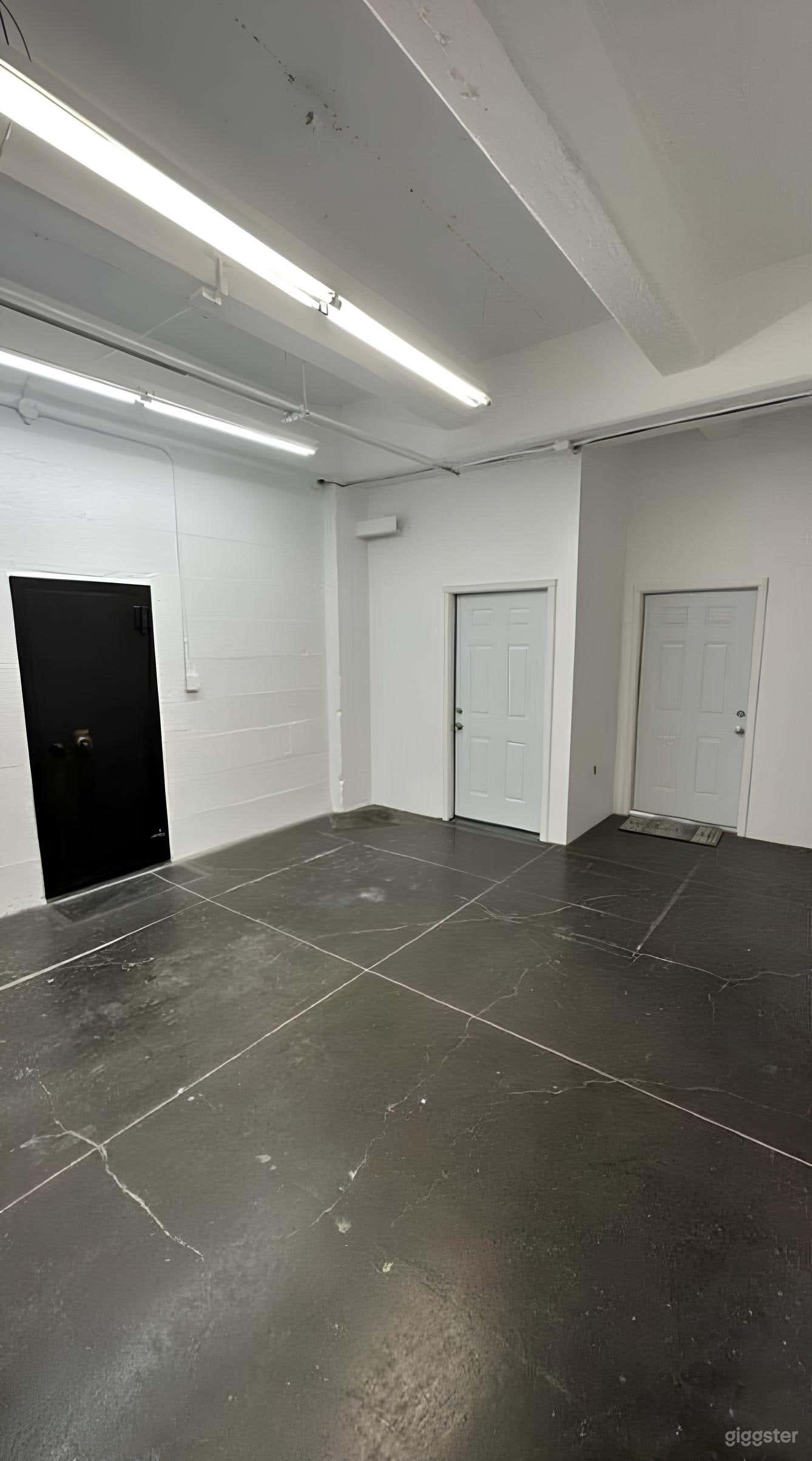 Creative Airy &amp; Sunlit Studio Photo 3