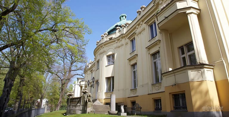  Eleganter historischer Palast mit großen Sälen & Terrasse 