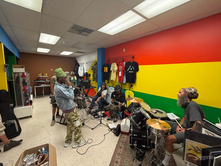  Multi-purpose Shop/ Studio: Events, Pop-up, Podcasts, etc 