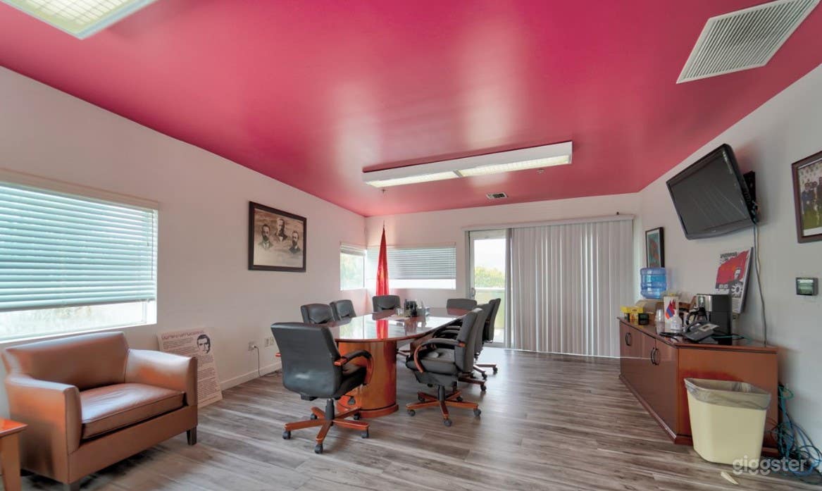 Cozy Meeting Space in Community Center Photo 1