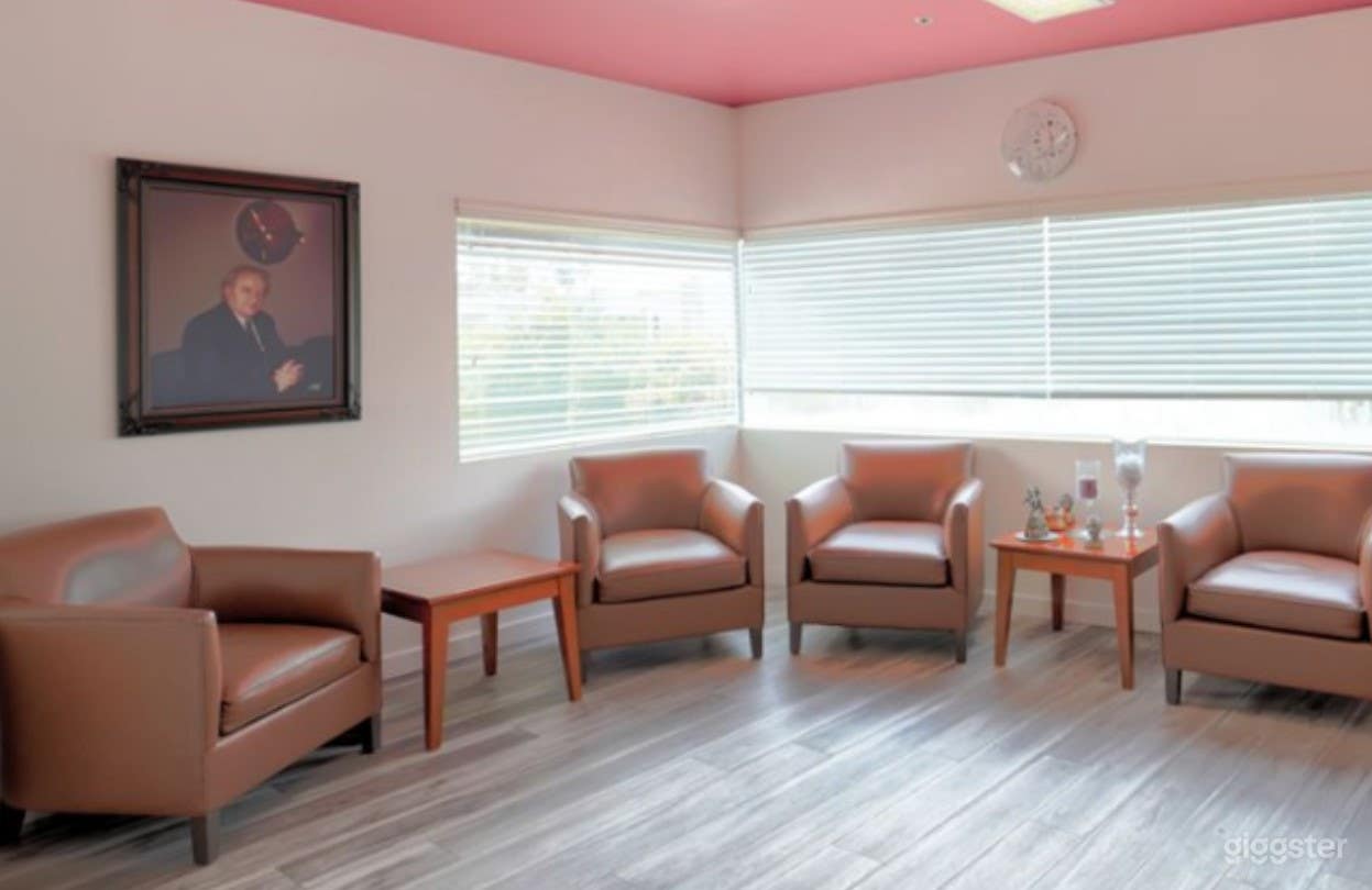 Cozy Meeting Space in Community Center Photo 3