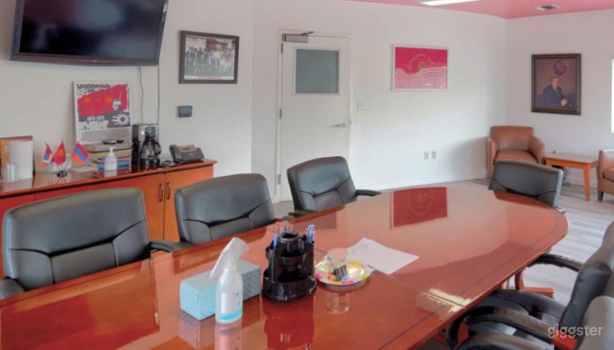 Cozy Meeting Space in Community Center Photo 4