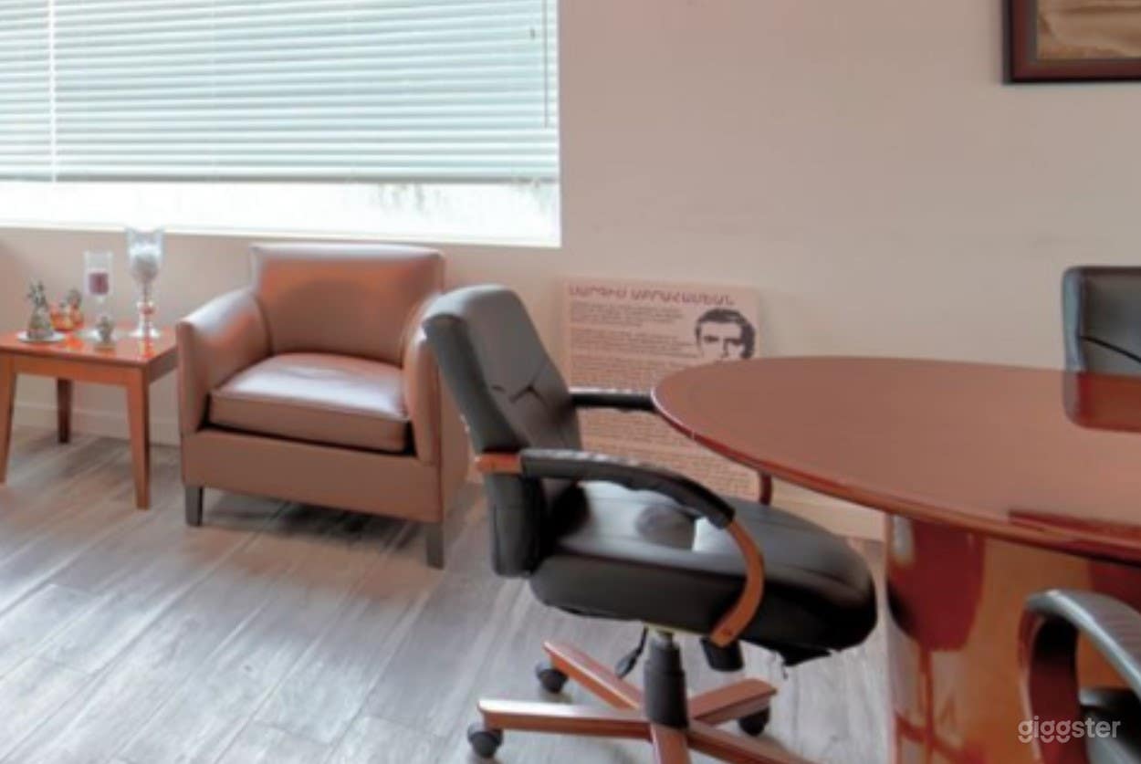 Cozy Meeting Space in Community Center Photo 2