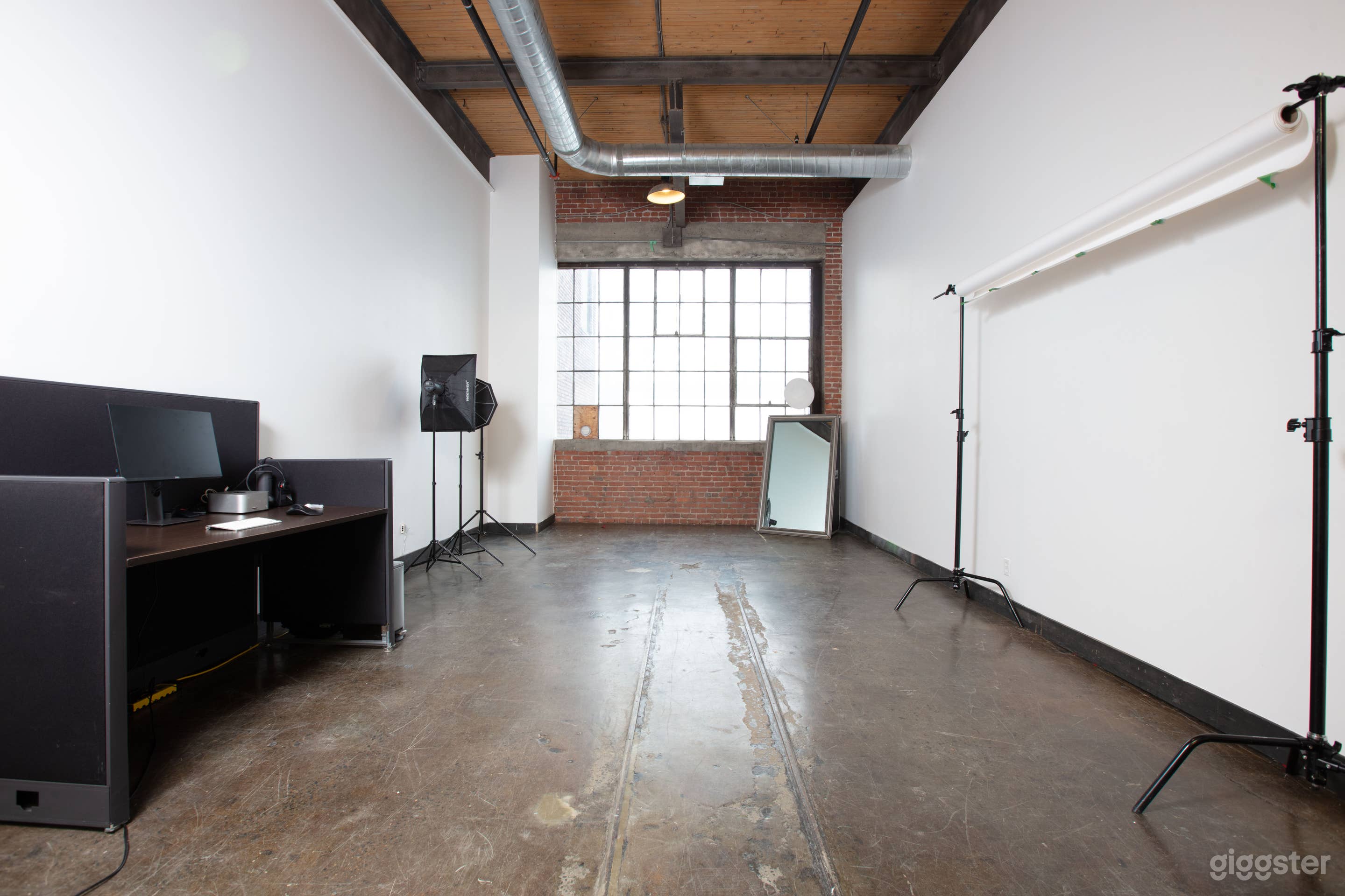 Bright Studio with Bridge Views & High Ceilings Photo 1