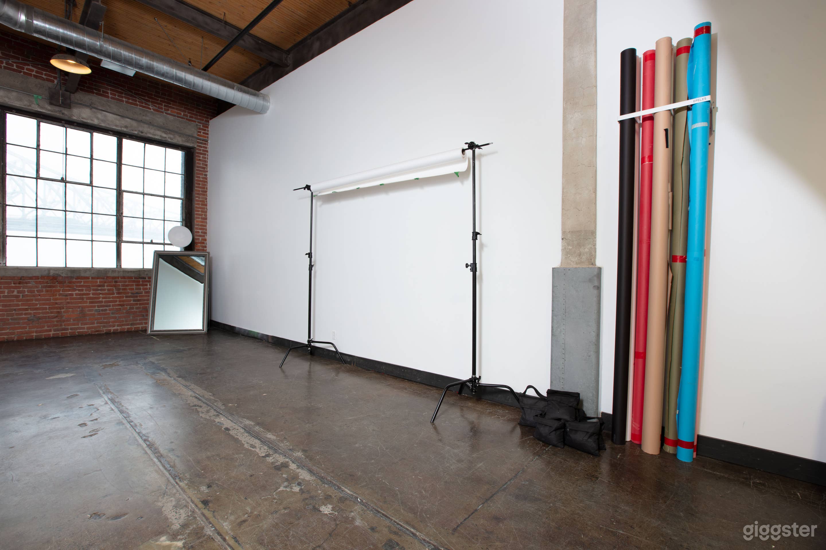 Bright Studio with Bridge Views & High Ceilings Photo 4