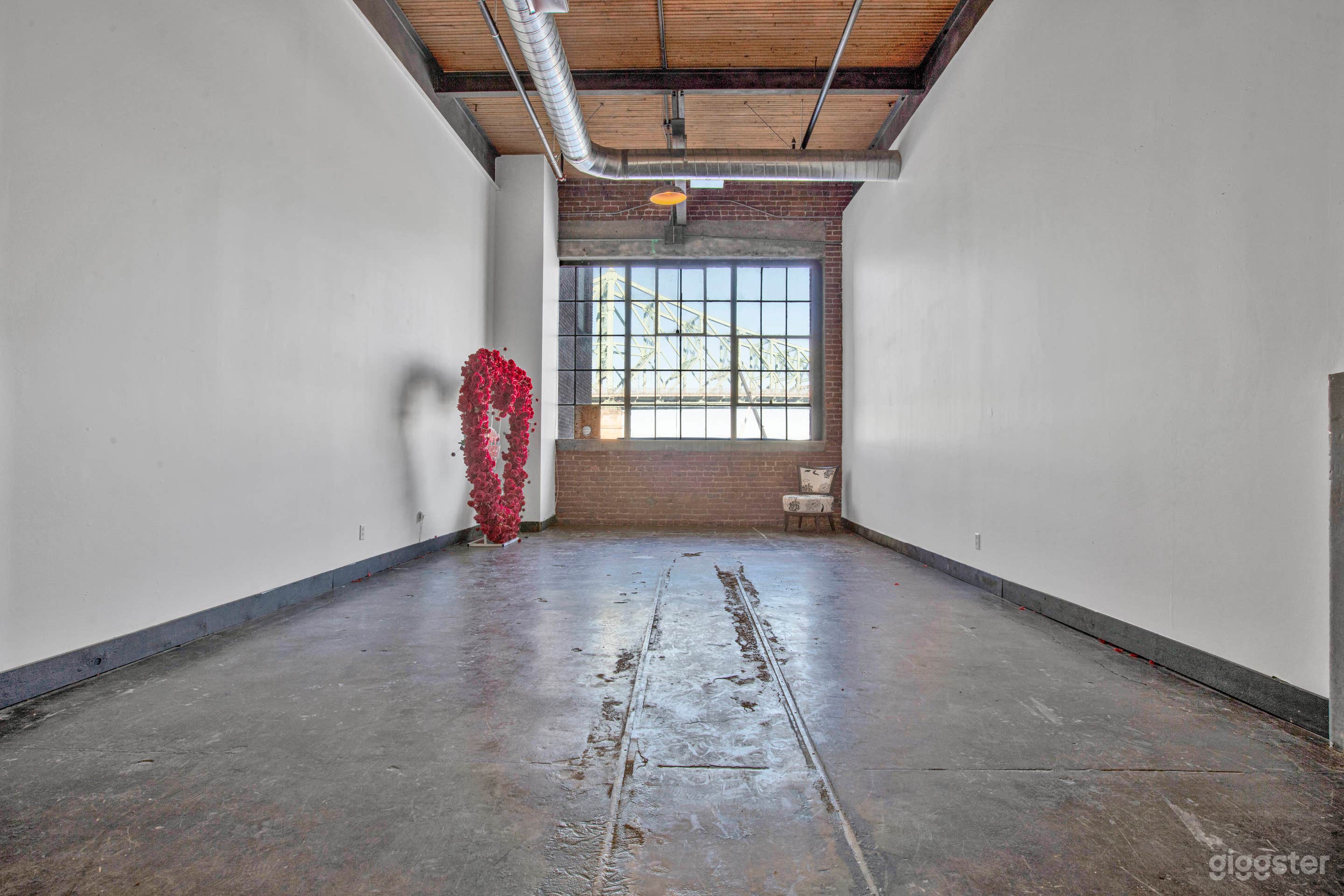 Bright Studio with Bridge Views & High Ceilings Photo 1