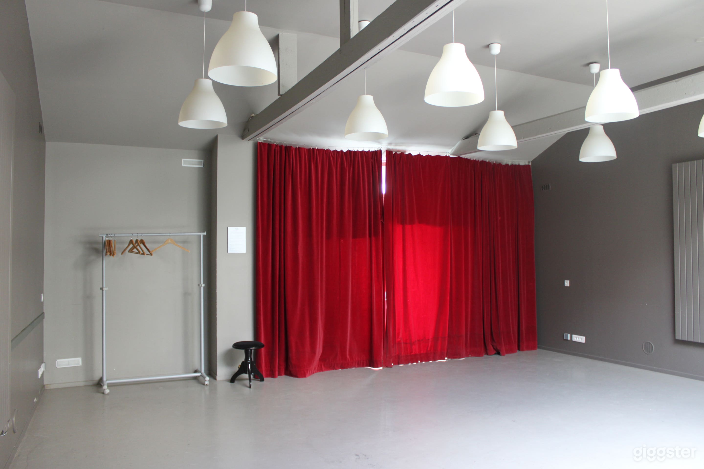 Photo de studio pour répétitions, cours, stages, à 3 mn du métro 1