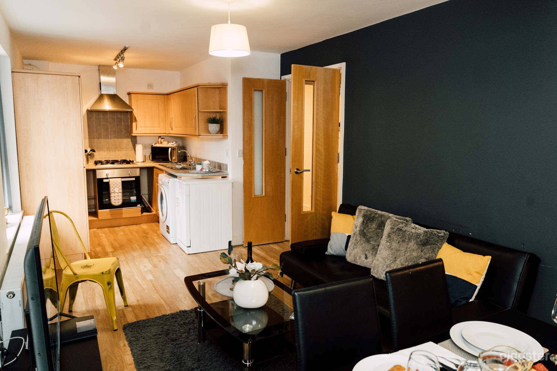 Spacious Studio Apartment in Central Derby Photo 1