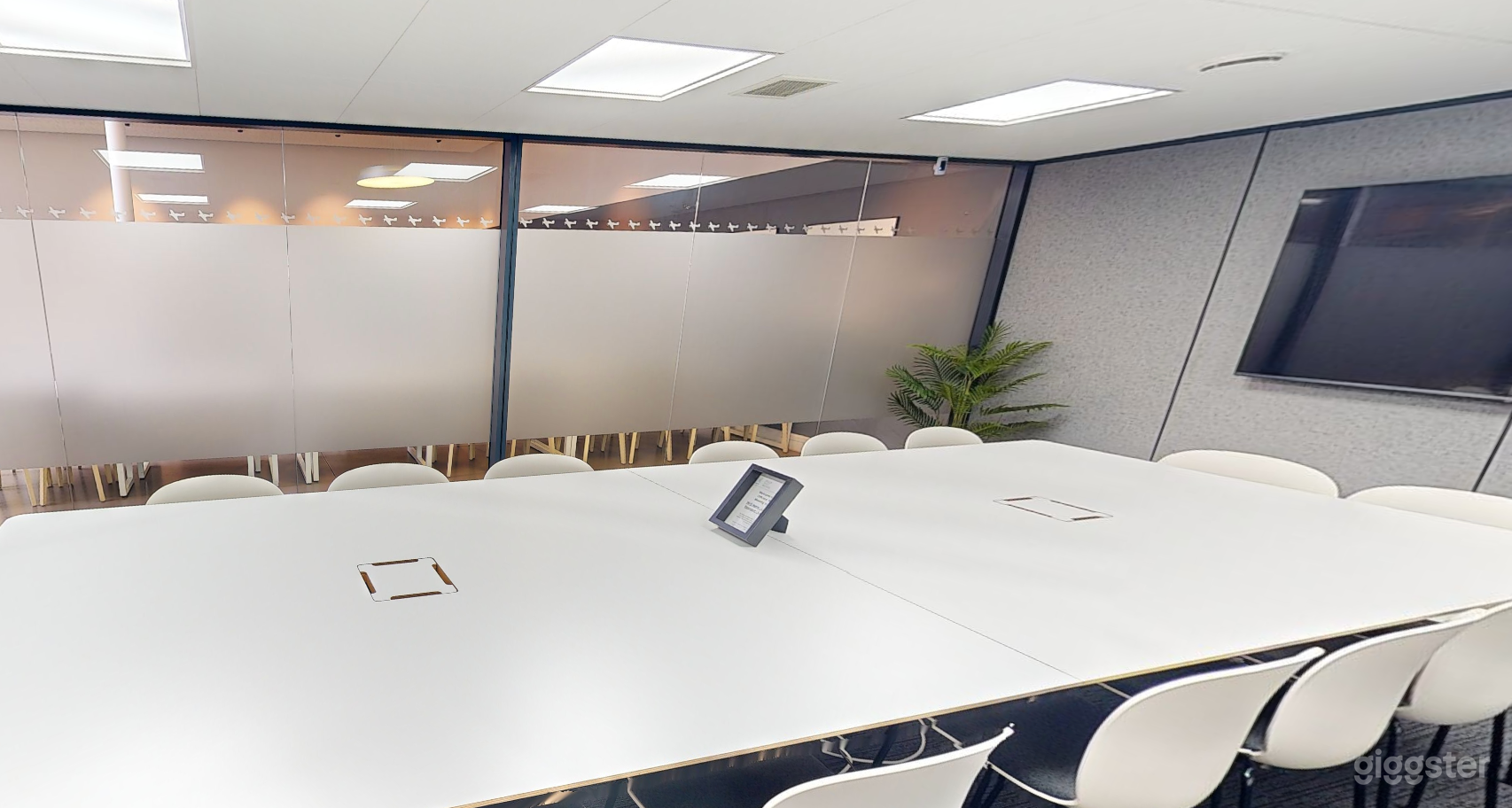 Lancaster Meeting Room for 14 Persons  Photo 3