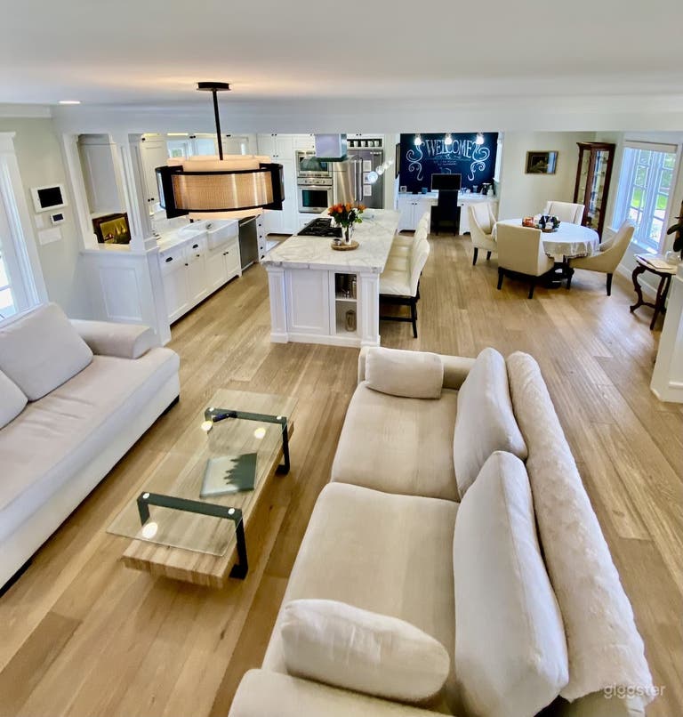  Open concept living area / kitchen 