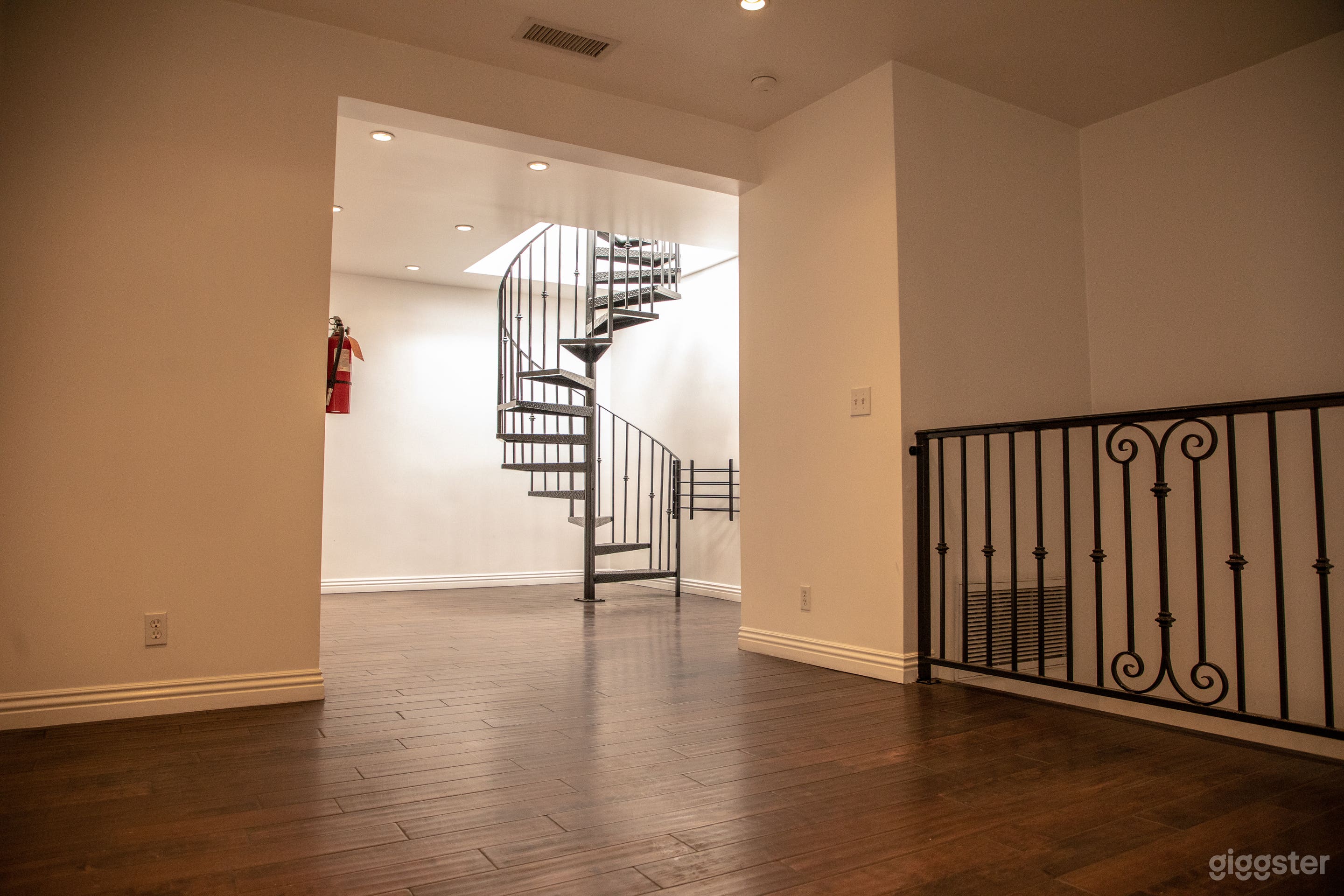 Astonishing Mansion on Highland Photo 2