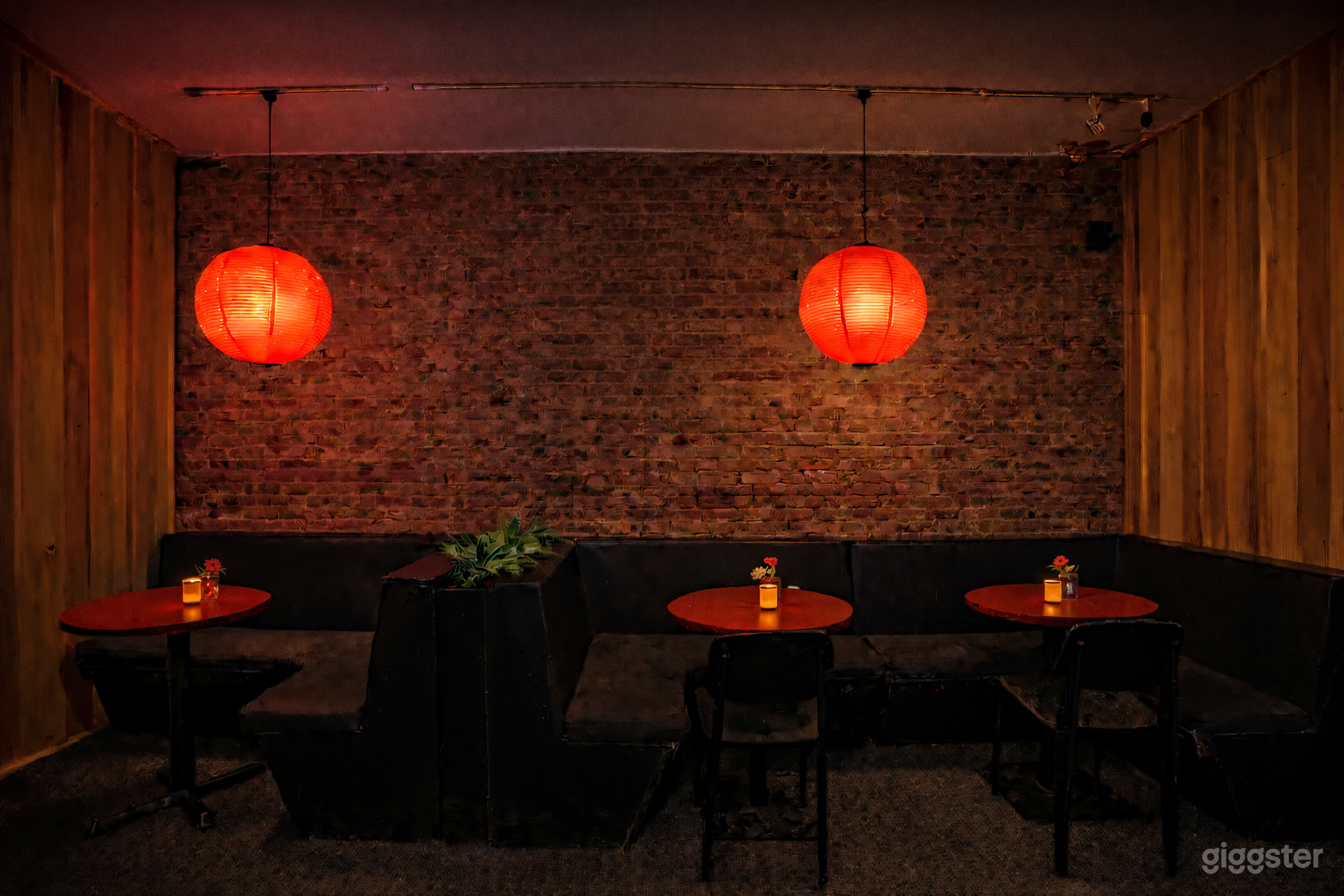 Intimate bar lounge with vinyl, private room & full kitchen Photo 4
