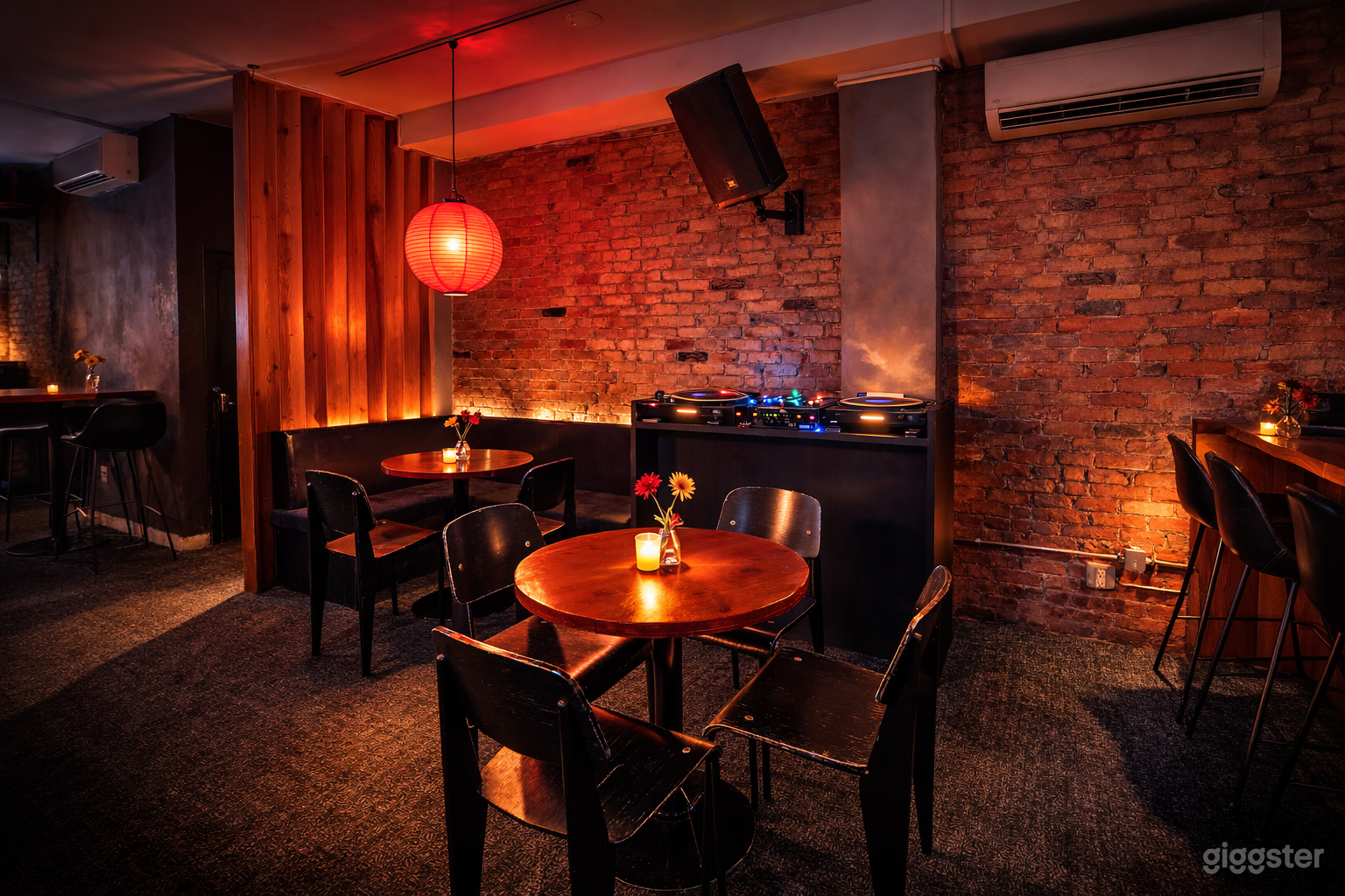 Intimate bar lounge with vinyl, private room & full kitchen Photo 3
