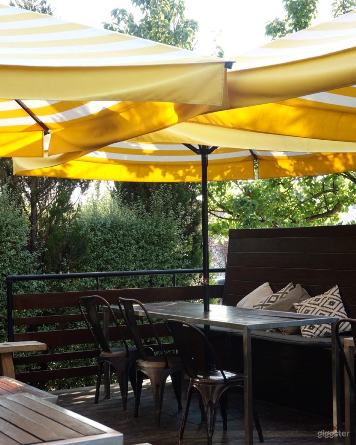 Cozy Café-Style Venue for Gatherings, Events & Shoots Photo 4