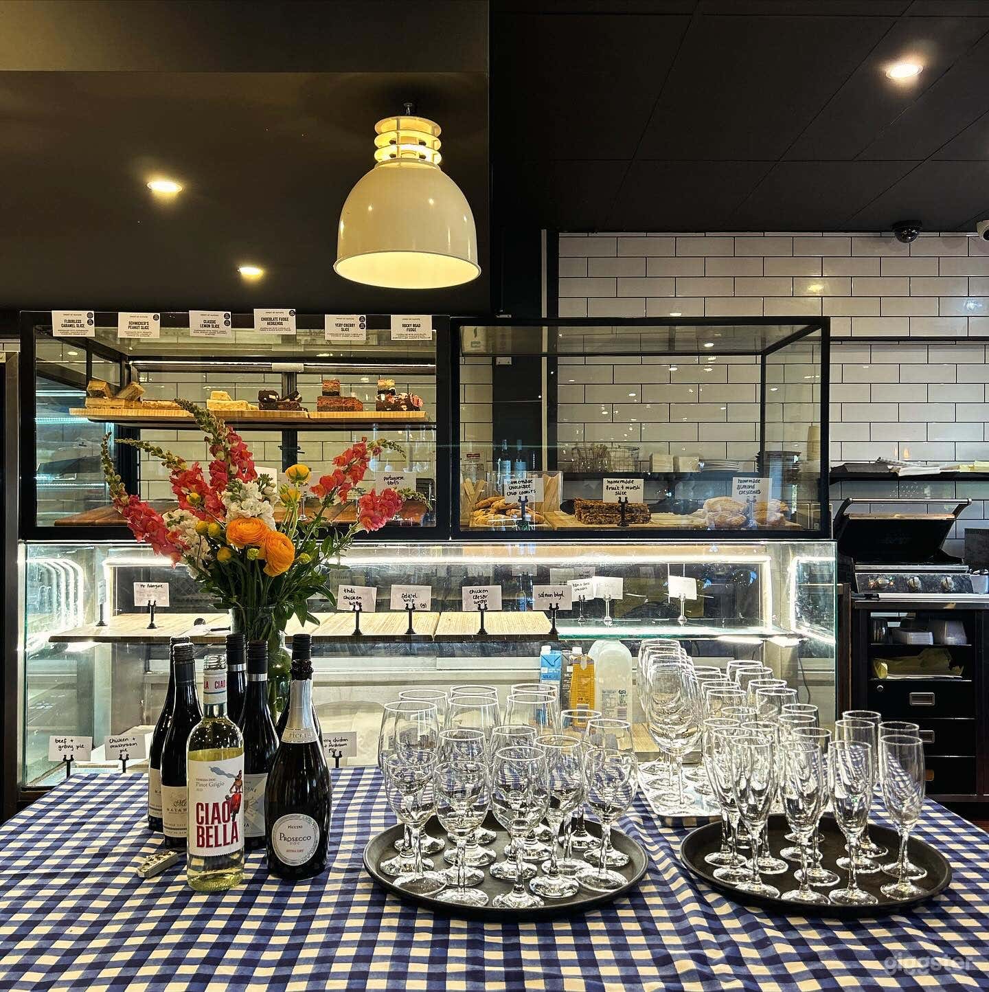 Cozy Café-Style Venue for Gatherings, Events & Shoots Photo 3