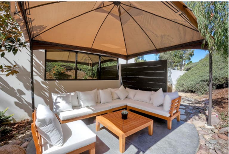  Tranquil Outdoor Garden Patio with Lounge & Pergola 