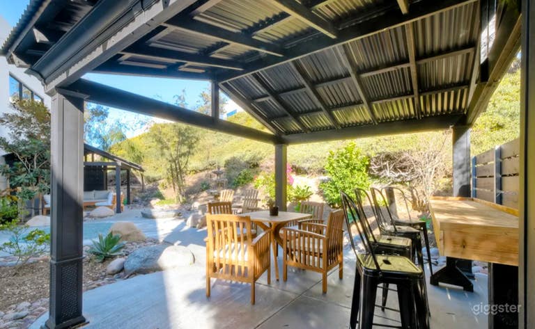  Tranquil Outdoor Garden Patio with Lounge & Pergola 