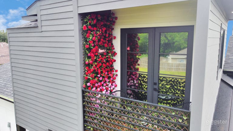  Bloom House | Floral-Inspired Home w Chandeliers &Wallpaper 