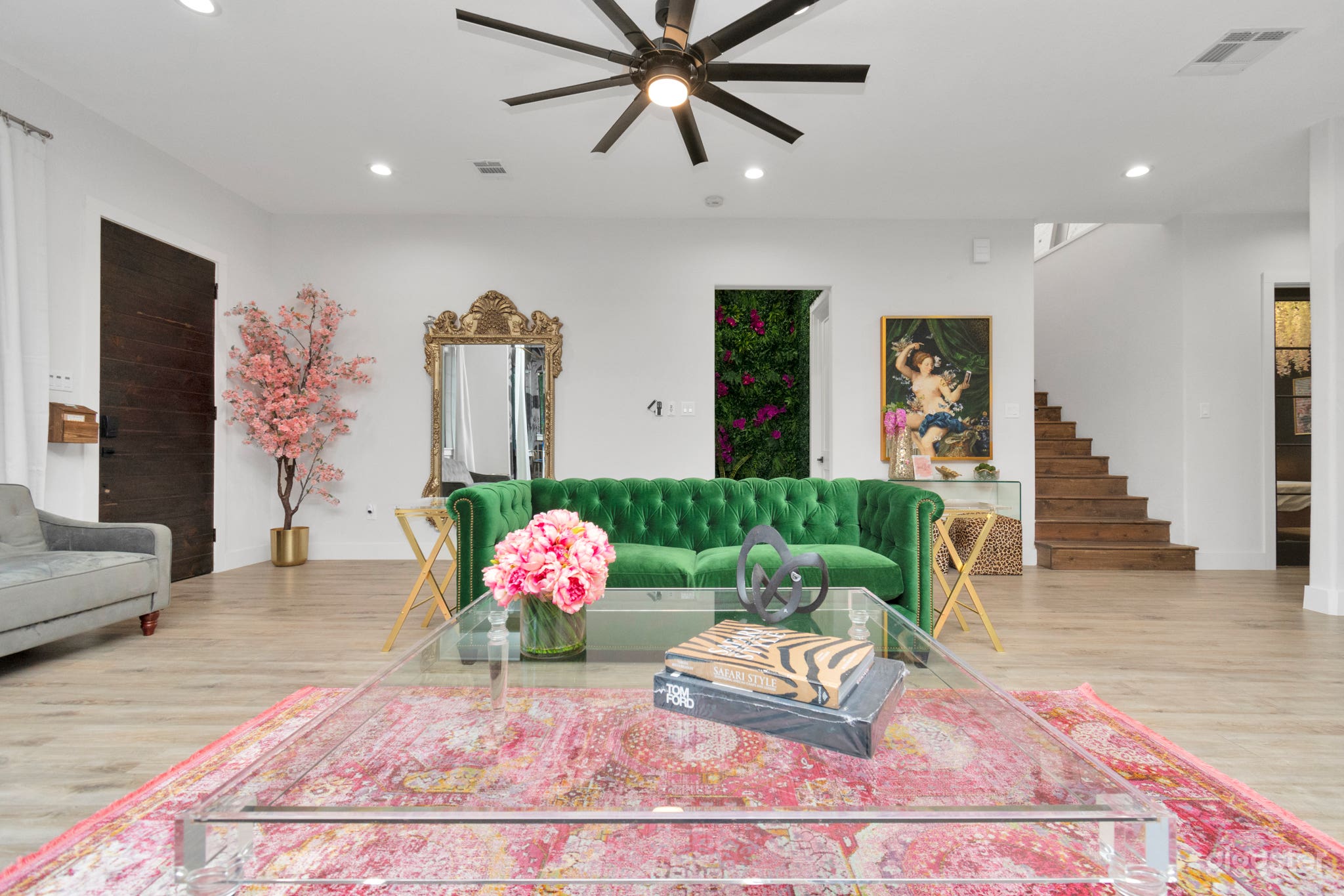 Modern home with beautiful design! Photo 1