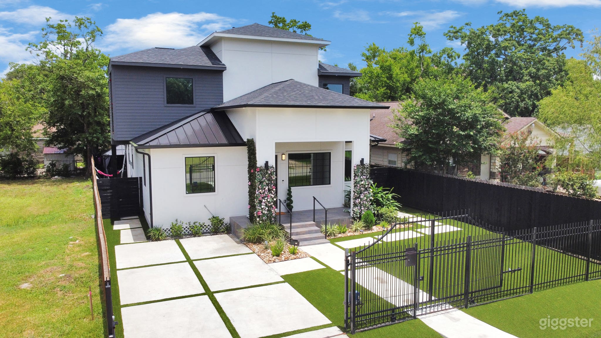 Modern home with beautiful design! Photo 4