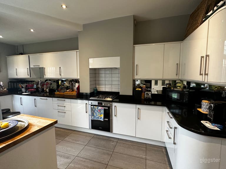  Chic three bedroom terraced house in Shepherds 