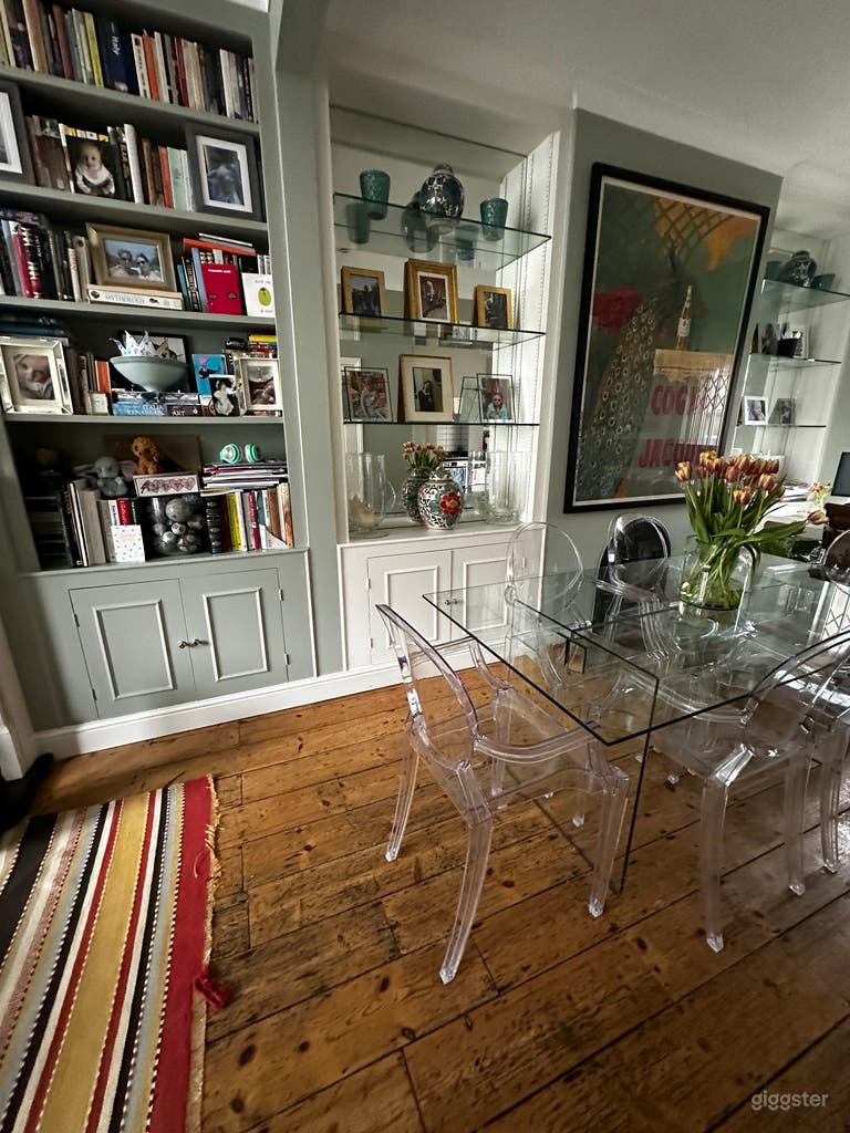  Chic three bedroom terraced house in Shepherds 